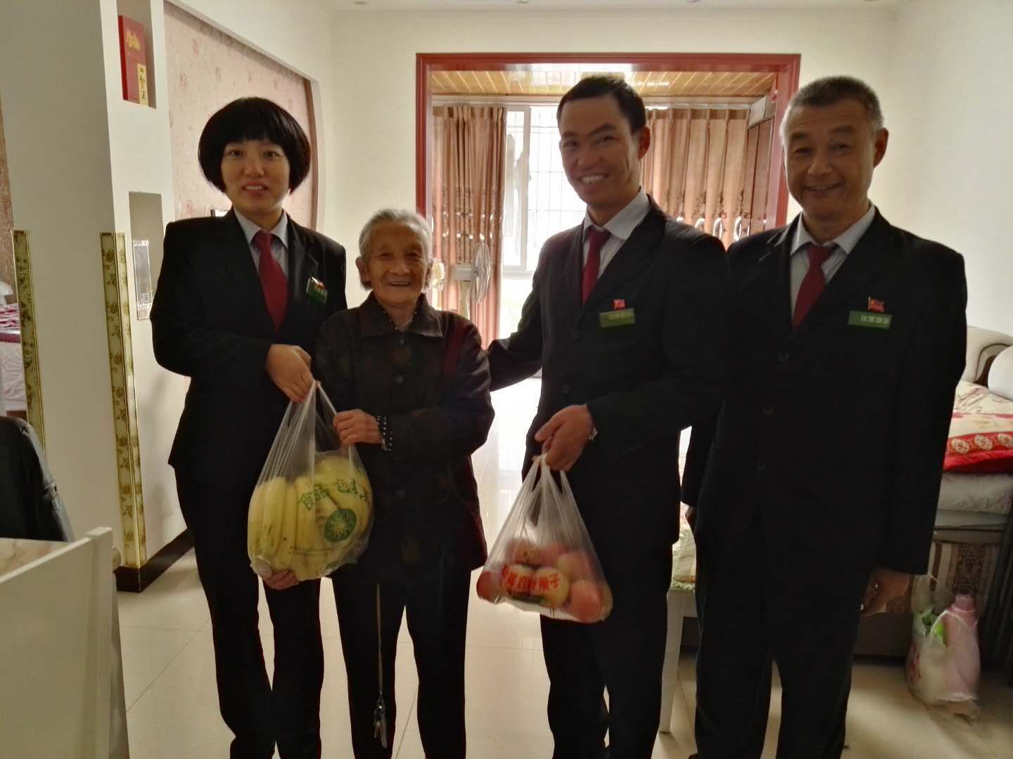 05佳美物业共产党员先锋模范服务团成员为文博园小区的毛婆婆送上了好吃的水果。.jpg